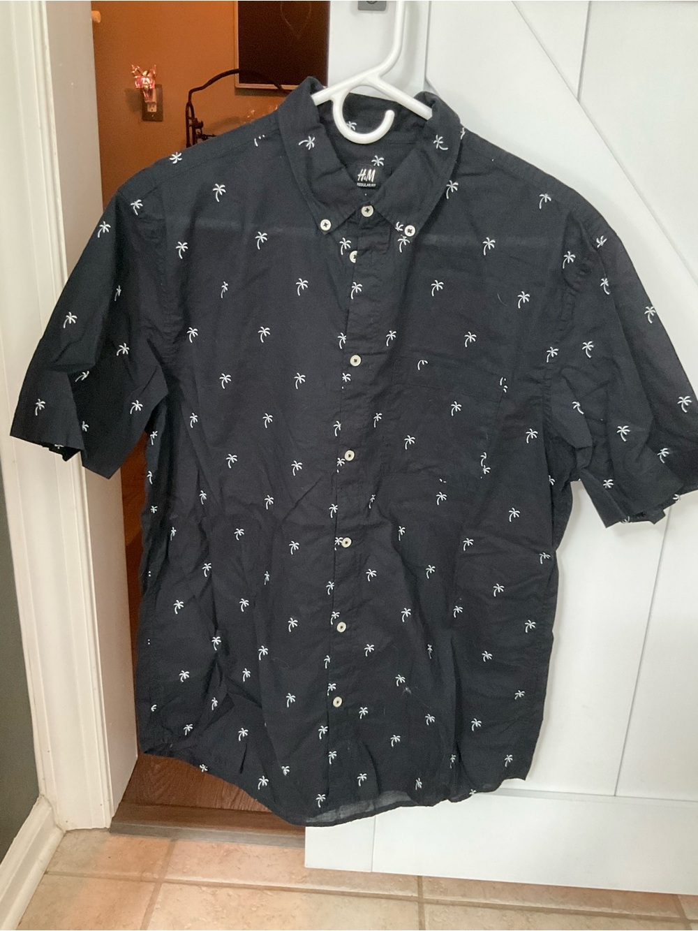 H&M Black Short-Sleeve Button-Down Shirt with White Palm Print